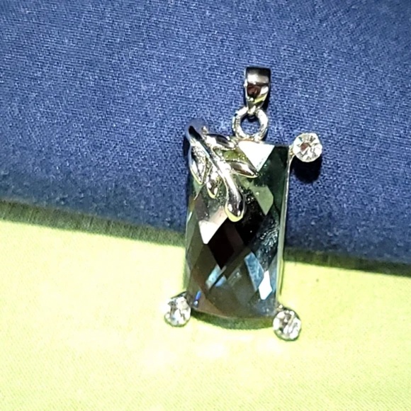 Cut Crystal Pendant with Ivy and Rhinestone Details - Picture 4 of 7